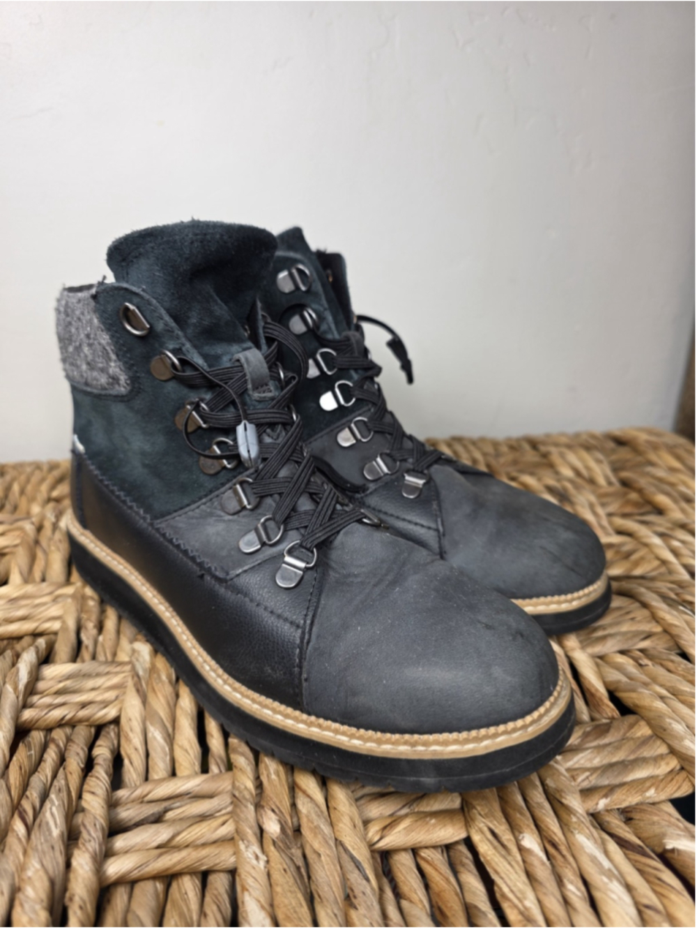 TOMS Sz 8 Mesa Black Gray Suede Leather Hiking Boots Knit Cuff Lace Up Lug Sole